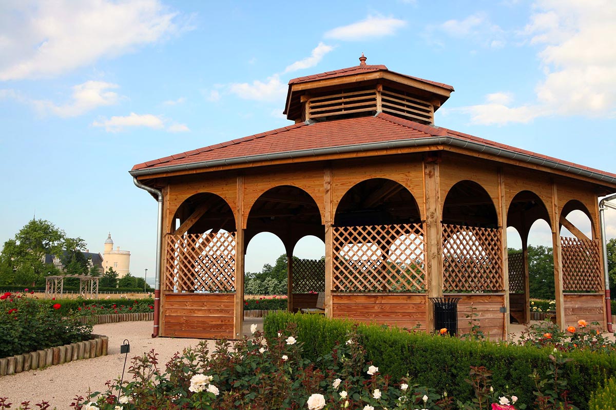 Le kiosque de la roseraie