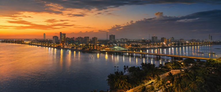 Illustration générée par IA : vue panoramique d'une ville d'Afrique de l'Ouest au crépuscule.