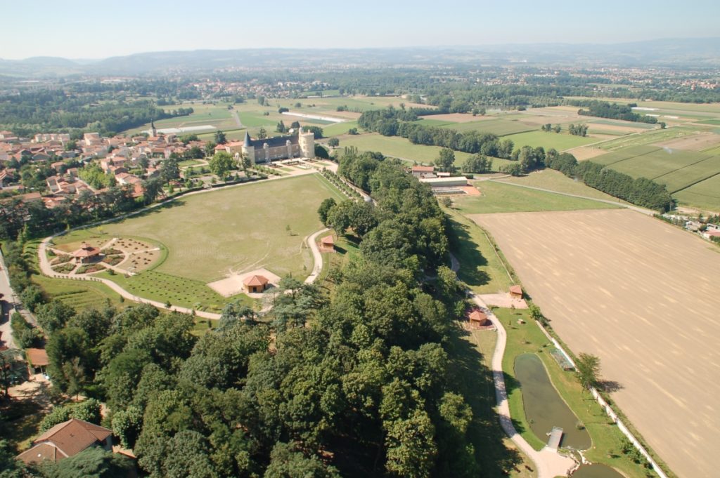 Vue aérienne du parc du château avec sentiers, prairies, jardins, espaces boisées et étangs.